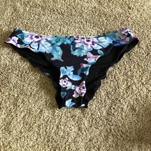 Ruffled cheeky bikini bottoms